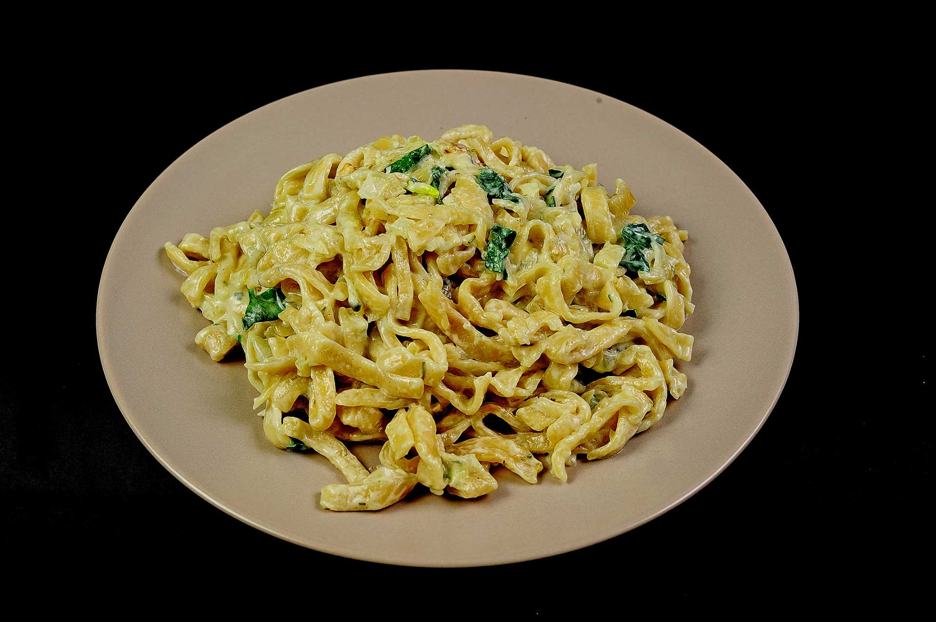 🍶 NUDLE NA SMETANĚ 7, s bylinkovou nivou, Smetana, cibulka, libeček, petržel, rozmarýn, sůl, směs pepře 🌿 Krémové s voňavými bylinkami – lahůdka!