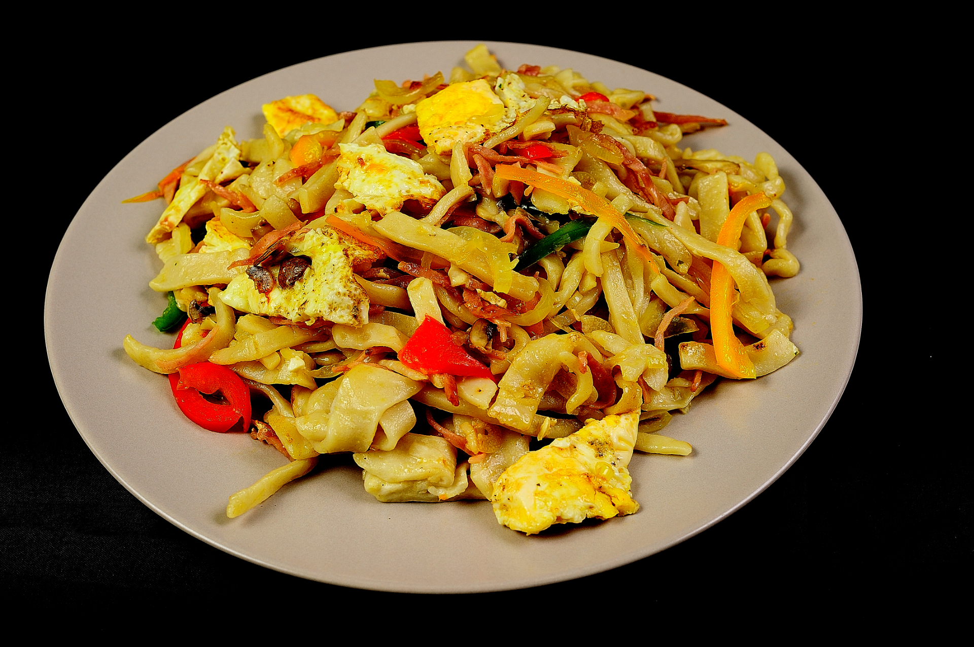 🧑🍳 NUDLE ALA FUA 6 Cibulka, paprika, žampióny, česnek, šunka, vejce, sůl, směs pepře, sýr 🥋 Speciál Mistra Fu – výživné, s plnou chutí a silou.