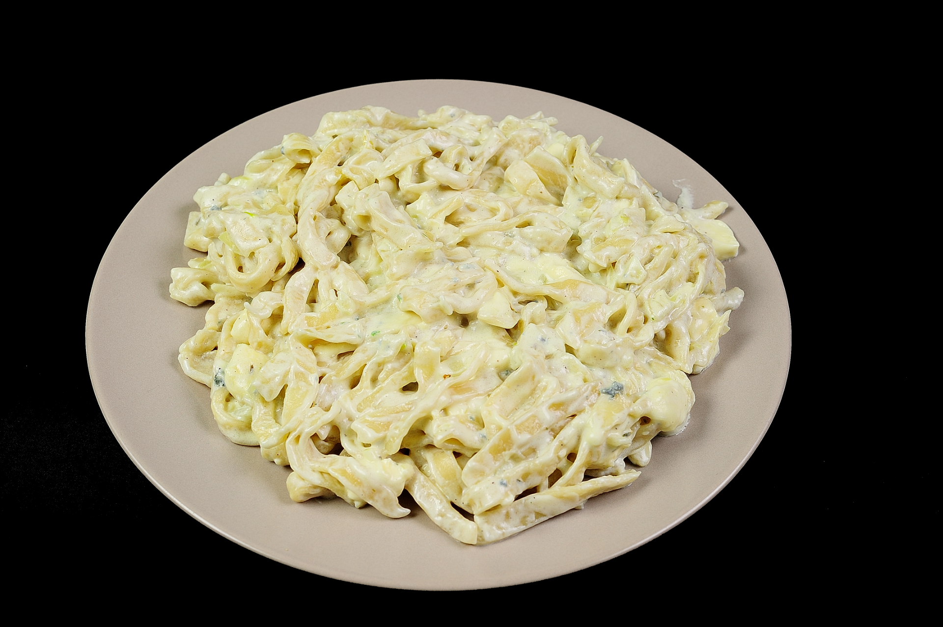🧀 NUDLE SÝROVÉ 2 Sýrová omáčka (niva, eidam, tavený sýr), smažená cibulka, sůl, pepř, oregáno 🧄 Hustě sýrové a krásně krémové.