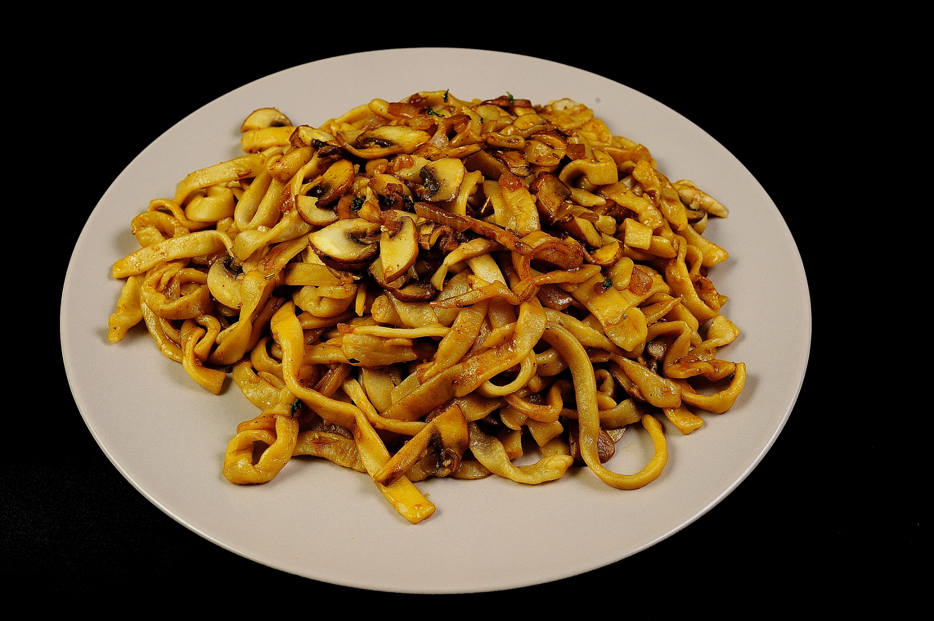 🍄 NUDLE ŽAMPIONOVÉ 3 Žampiony, cibulka, sůl, pepř, rozmarýn, tymián 🌿 Aromatická klasika pro houbaře i labužníky.