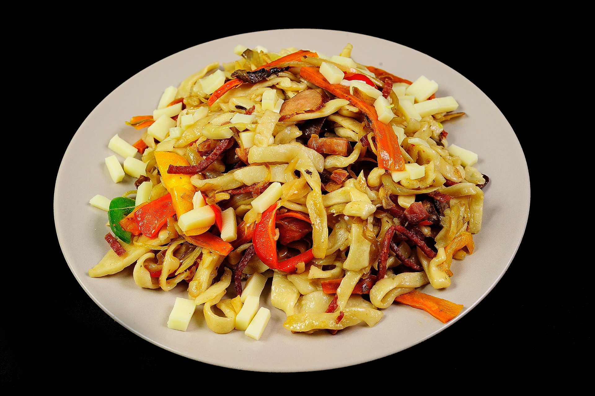 🥓 NUDLE UZENINOVÉ 4 Uzenina, paprika, cibule, žampiony, česnek, sůl, pepř, chilli, sýr 💪 Vydatné a pořádné – ideální po tréninku!