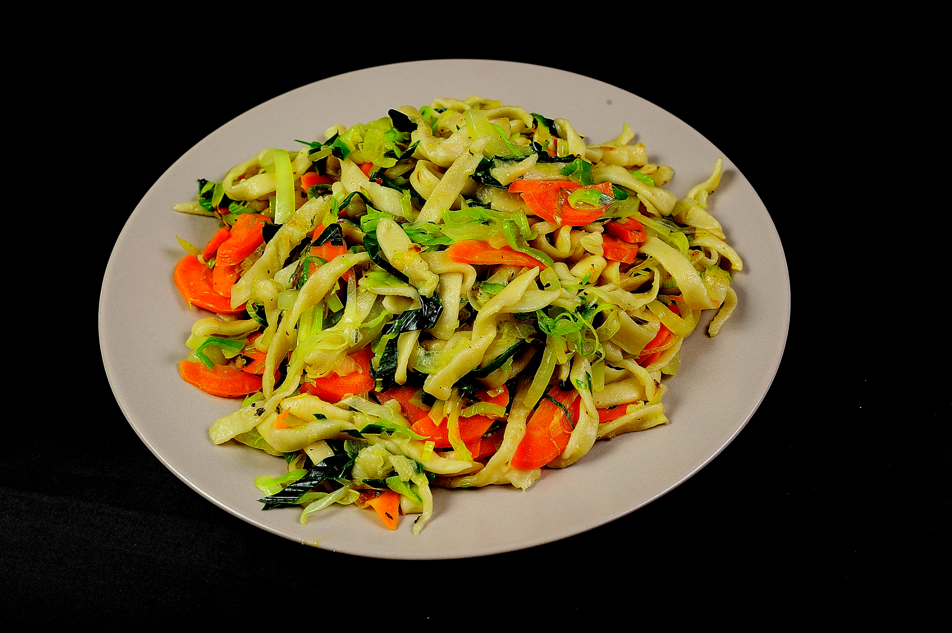 🥦 NUDLE ZELENINOVÉ 5 Jarní zeleninová směs (žampiony, cibule, česnek, paprika, pórek), sůl, pepř, sýr 🌈 Barevné a zdravé – pro vegetariány i fanoušky čisté chuti.